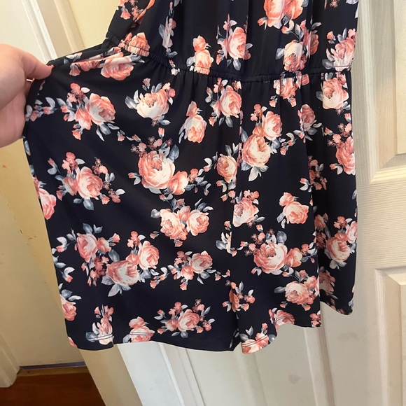 3/20$ Maurice’s ladies large navy floral shorts haulter romper - Picture 2 of 6